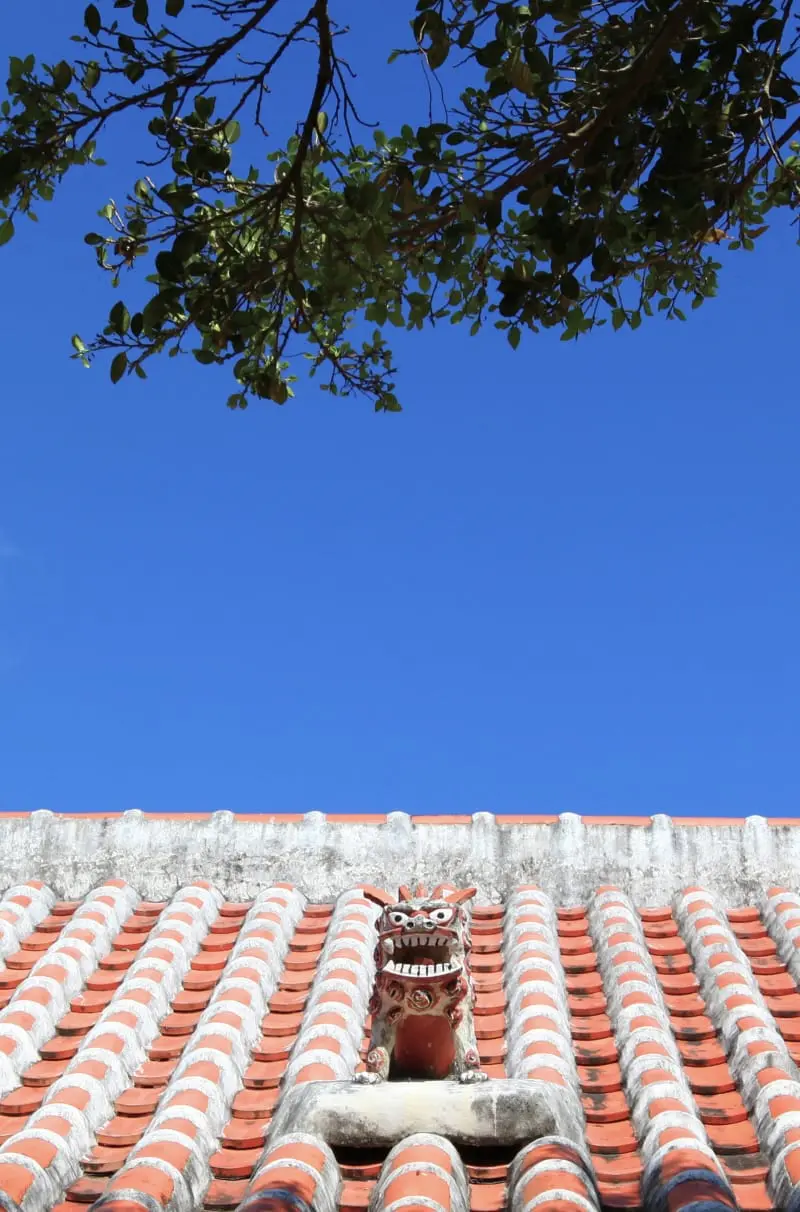 沖縄家屋の屋根に設置されているシーサー